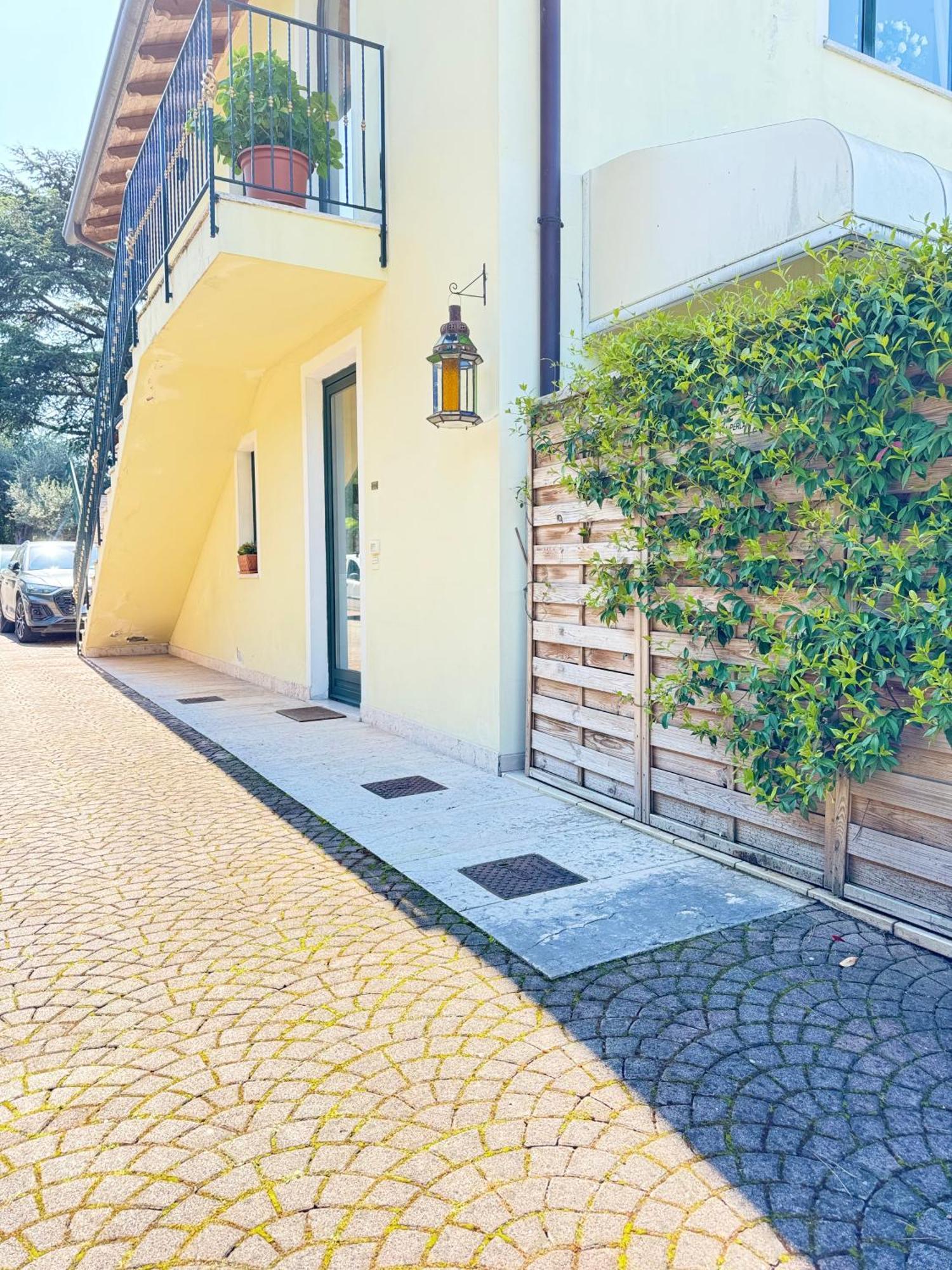 Appartamento La Perla Torri Del Benaco Bagian luar foto