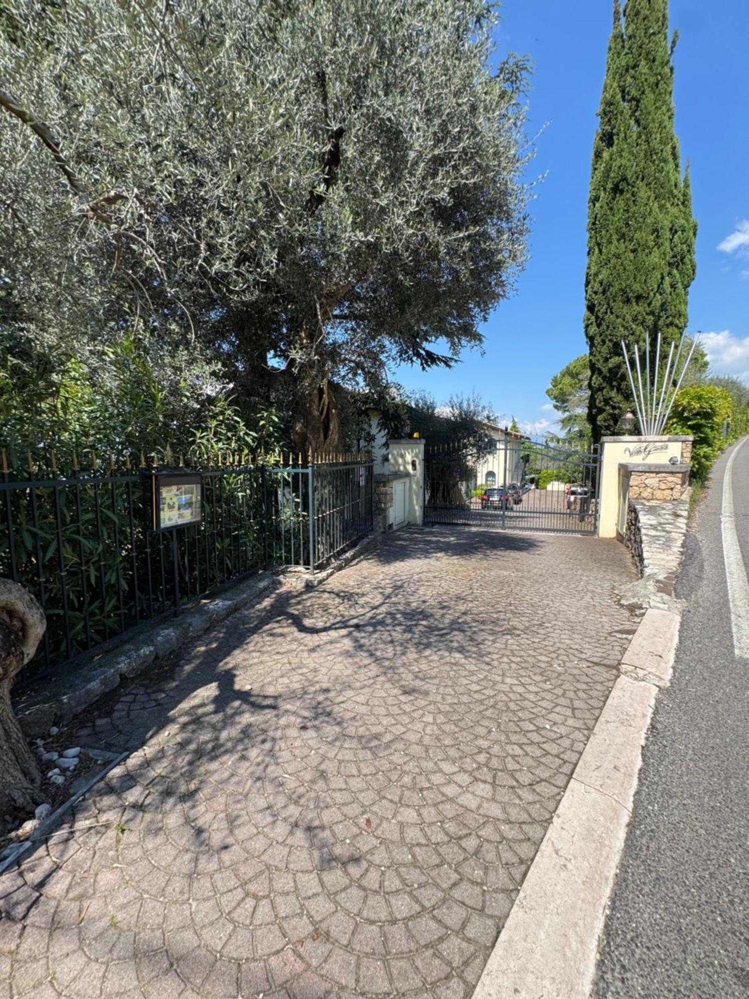 Appartamento La Perla Torri Del Benaco Bagian luar foto