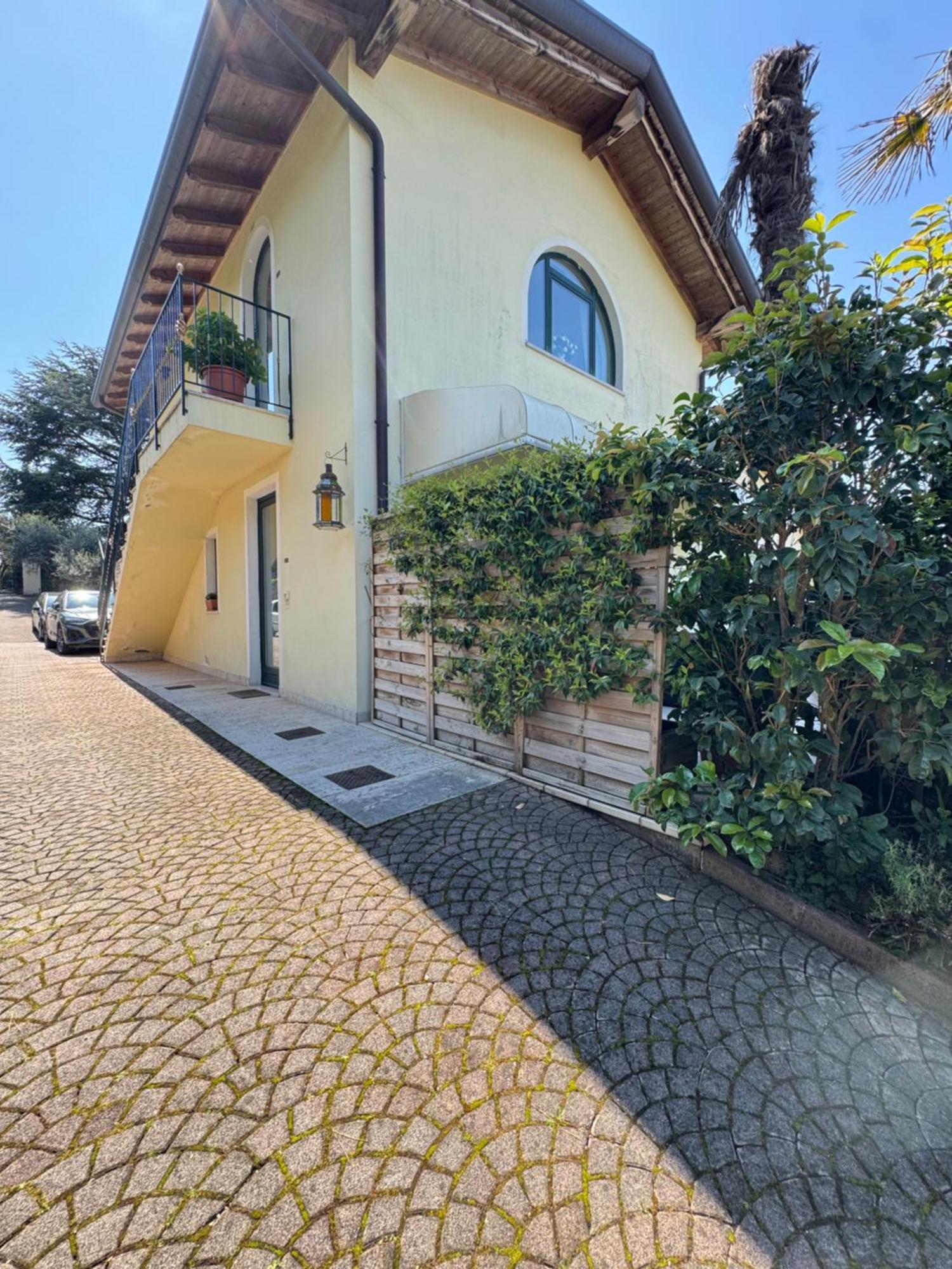 Appartamento La Perla Torri Del Benaco Bagian luar foto