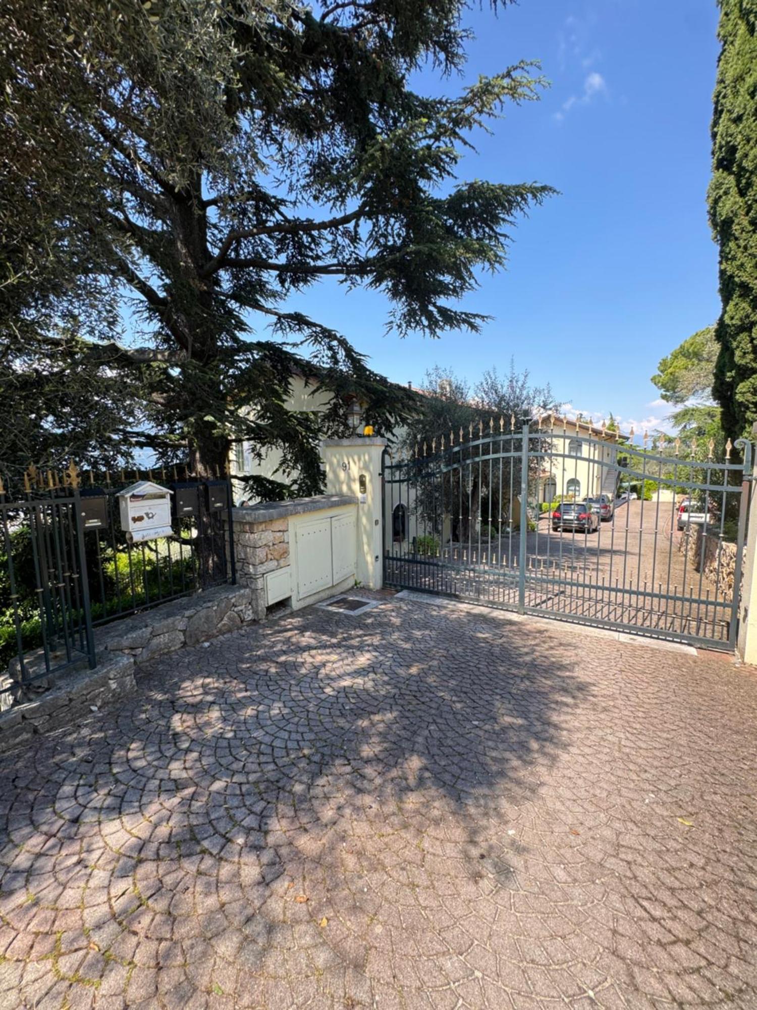 Appartamento La Perla Torri Del Benaco Bagian luar foto